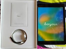iPad Apple (5ème Génération) - Avec Boîte et Chargeur