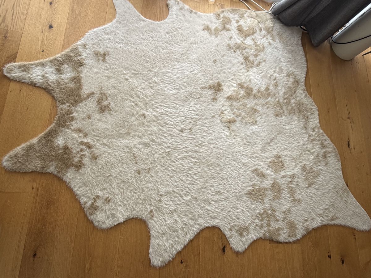 Teppiche: Kuhfell Teppich  – Gebraucht aus Maienfeld von hfo_b9jq 1