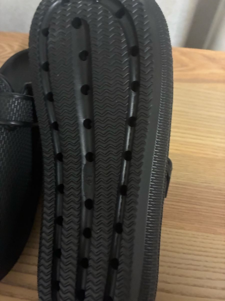 Chaussures hommes: Schwarze Clogs aus Kunststoff Grösse 41 – Neuf (Voir description) à Leuggern par dh83 1