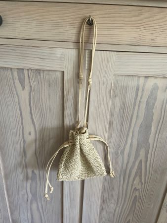 Kleine Umhängetasche Bastoptik beige neuwertig