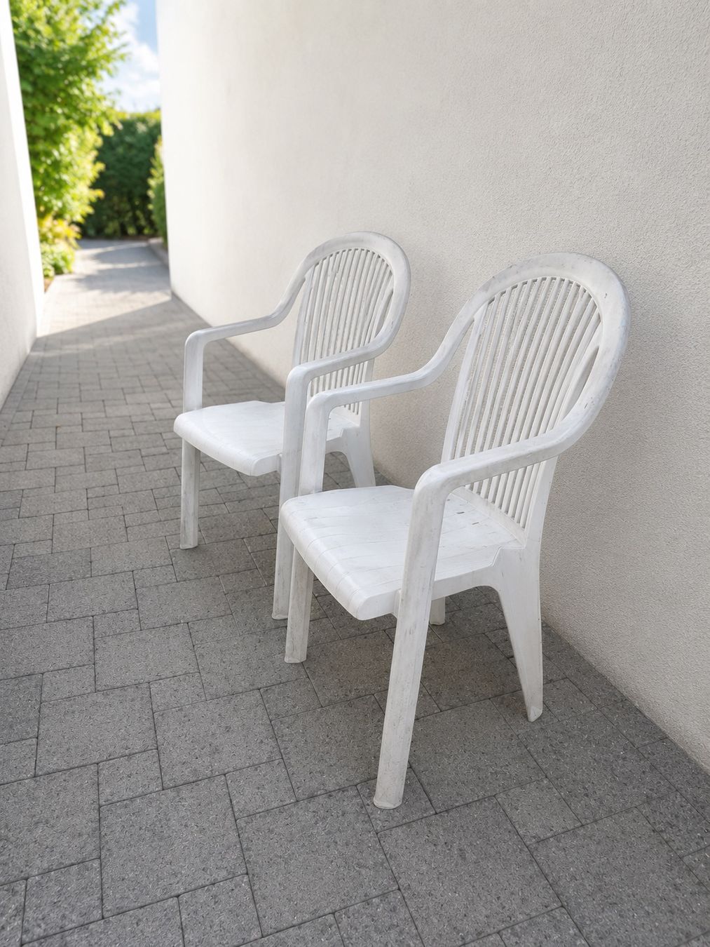 Sedie: 2er-Set weisse Kunststoff Gartenstühle – Usato da Winterthur venduto da Lalacla