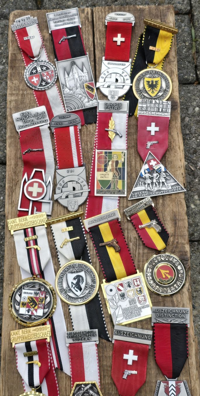 Medaglie: 20 Stk Schützenmedallien – Usato da Walkringen venduto da Vanuca 5