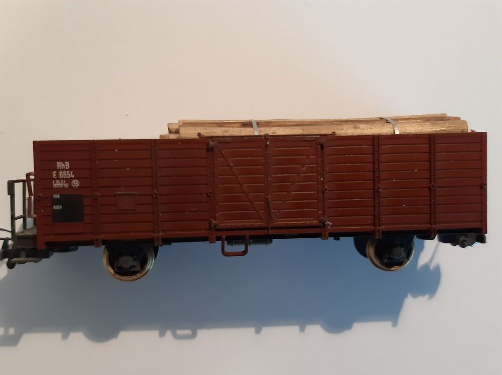 Bemo Modelleisenbahnen: Bemo H0m 2267 139 RhB E 6654 Hochbordwagen mit Holzladegut – Gebraucht aus Thun von Schwarzsee48