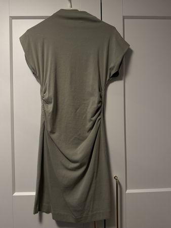 Sommerliches Kleid in Olivgrün - Stradivarius