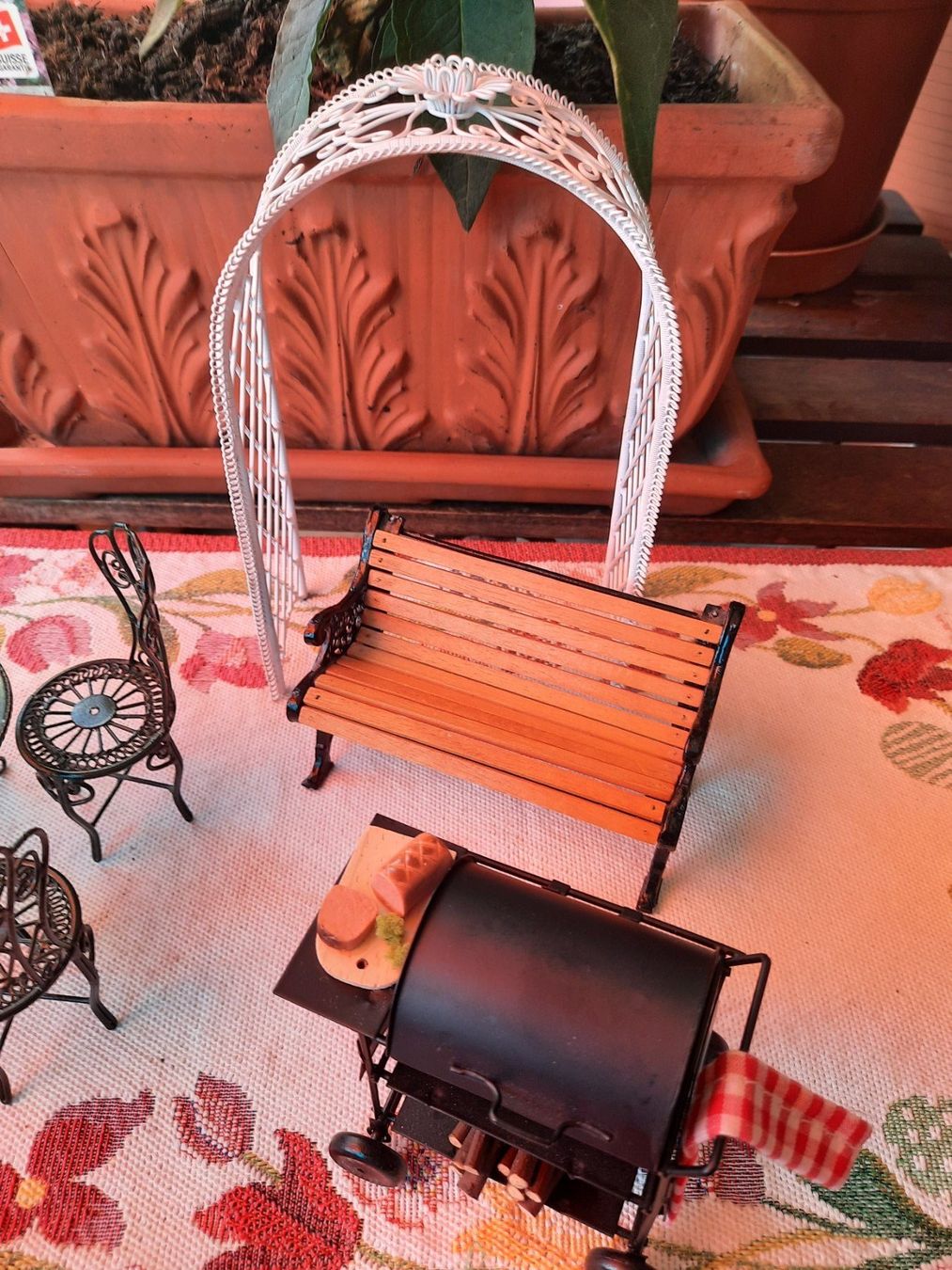 Case e mobili per bambole: Gartenmöbel-Set , Gartenbank, Gartengrill, Rosenbogen/ 1:12 – Nuovo (secondo la descrizione) da Allschwil venduto da saphira012 1