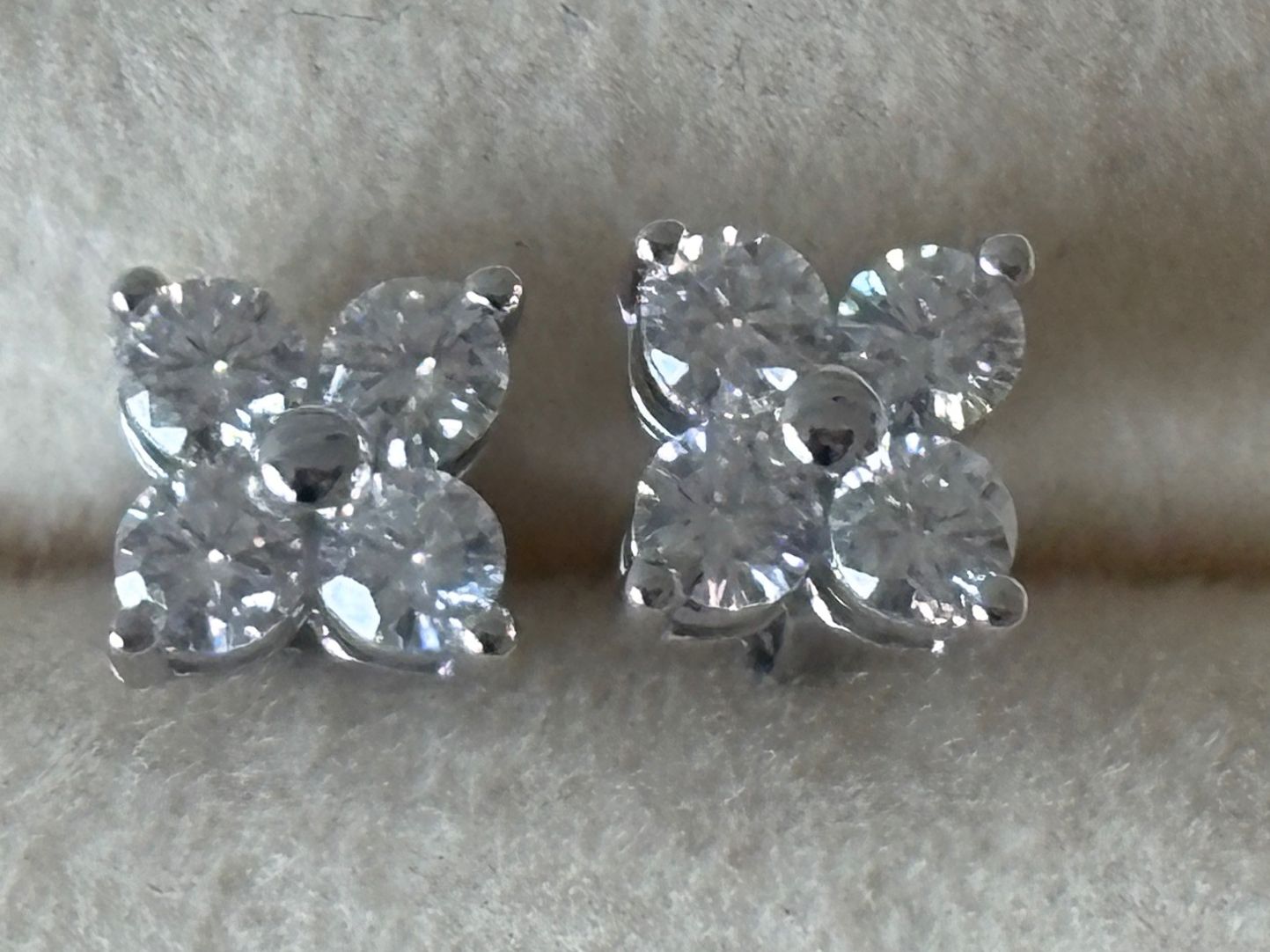 Orecchini pendenti & Orecchini a lobo: Luxus Elegante Zirkonia Ohrstecker Ohrschmuck  Farbe:Silber – Nuovo (secondo la descrizione) da Biel-Bienne venduto da Roserosse13