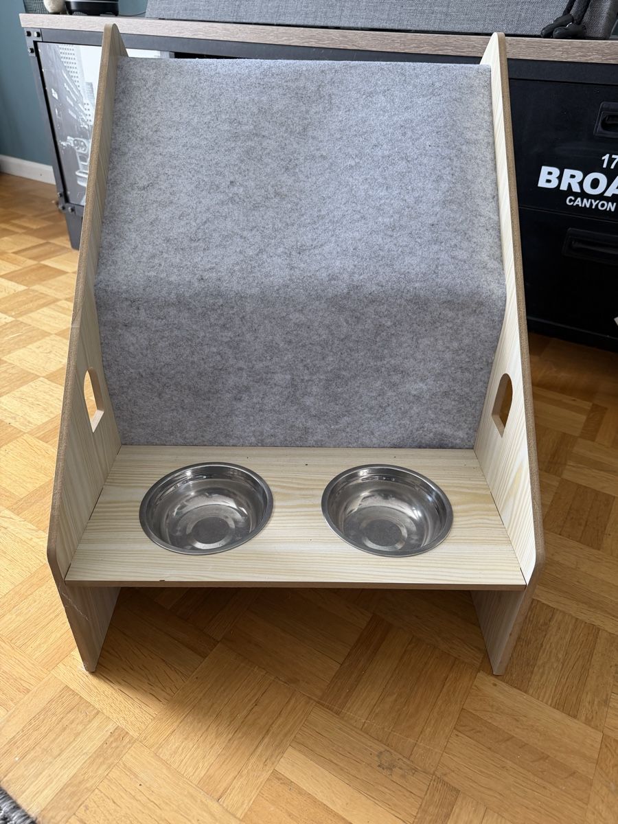 Tiragraffi: Maison pour chat neuve avec 2 gamelles , griffoir – Nuovo e nell'imballaggio originale da Dombresson venduto da feline_ne 1