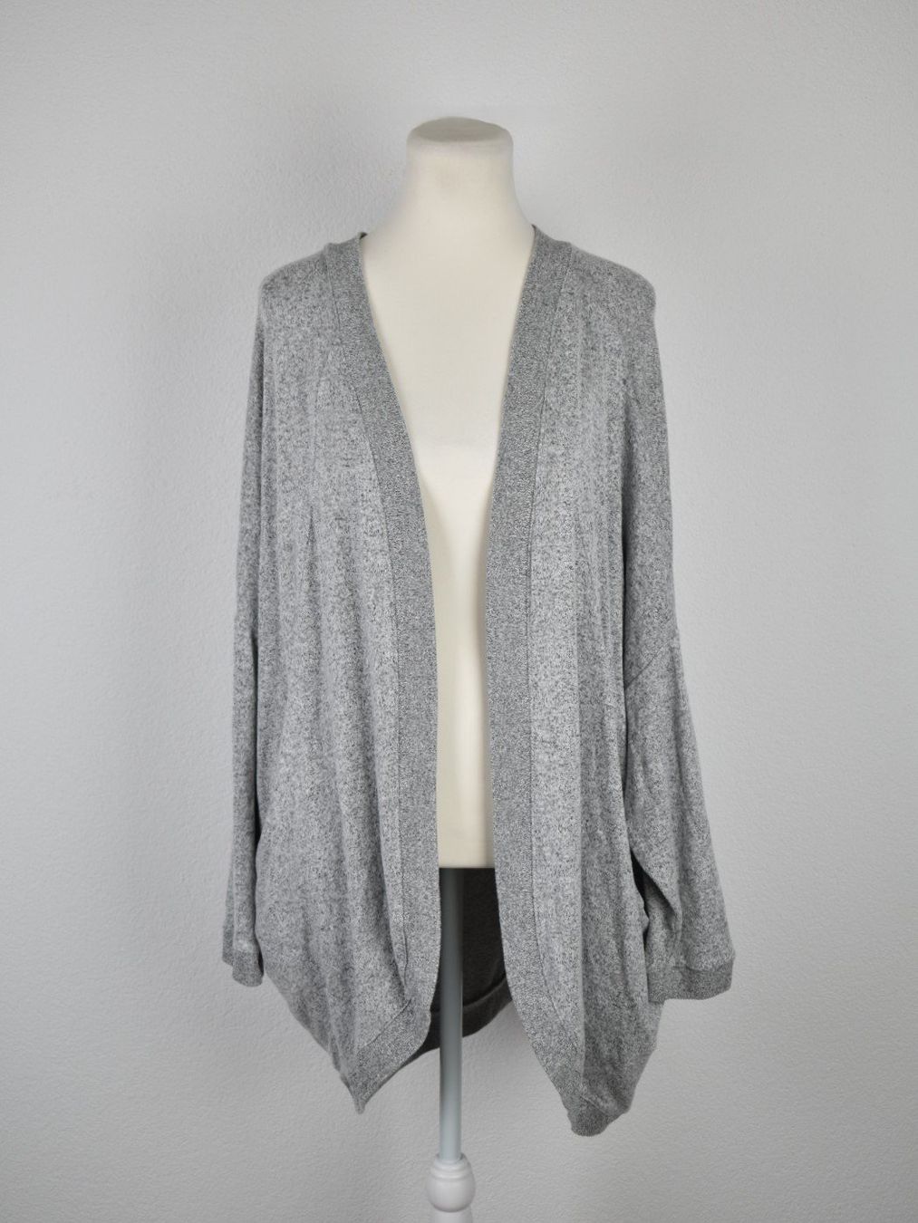 H&M Jacken: H&M Strickjacke Gr.XL 79% Viskose – Neu (gemäss Beschreibung) aus Nürensdorf von 2ND_STORY