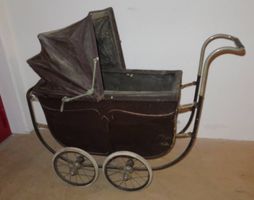 Historischer Kinderwagen antik