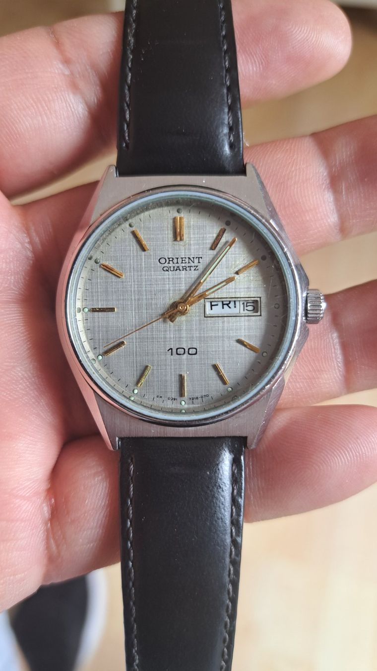 Orient Orologi: Montre ORIENT Quartz Argent Jour/Date Modèle 100 .. – Difettoso da Clarens venduto da mig_f5z9