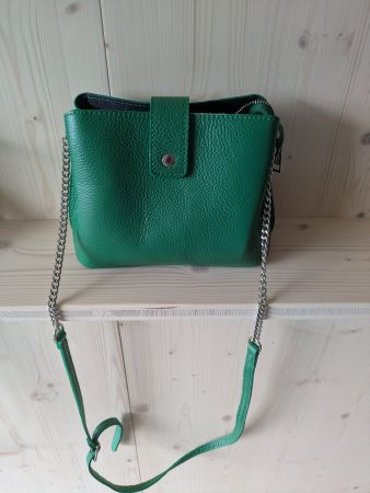 Sac à main vert en cuir, bandoulière chaîne, style estiva...