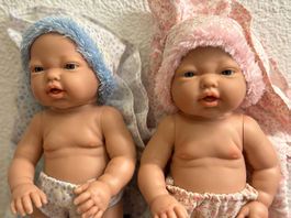 poupées réalistes représentant des jumeaux