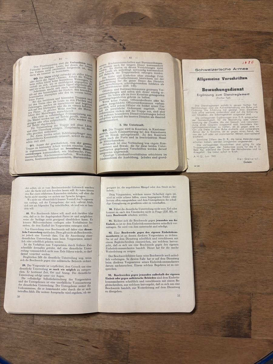 Libri: Schweizer Armee Dienstreglement 1933 & 1954 – Usato da Arni AG venduto da Erfolgreich 2