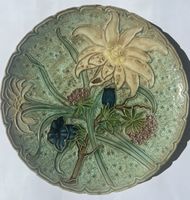 Jugendstil antike Keramik Teller 1890 ca. Relief Blumen grün