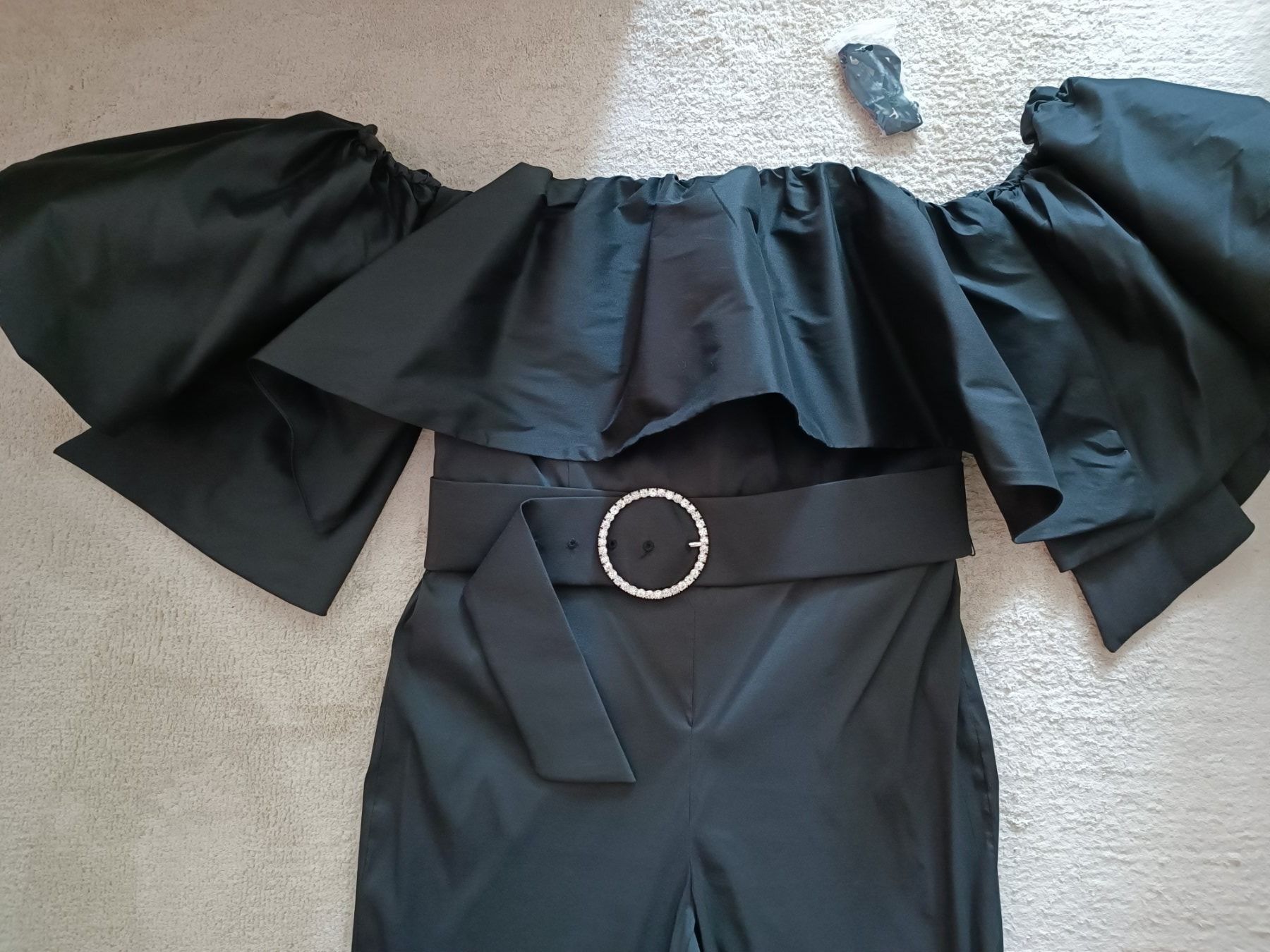 Zara Tute: Schwarzer Rüschenoverall von Zara. Größe XL – Nuovo (secondo la descrizione) da Wallisellen venduto da C_DM 1