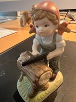 Süsse Porzellanfigur, Mädchen sägt Holz, Dekofigur sehr alt
