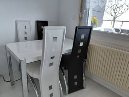 A vendre table de salle à manger avec 4 chaises design