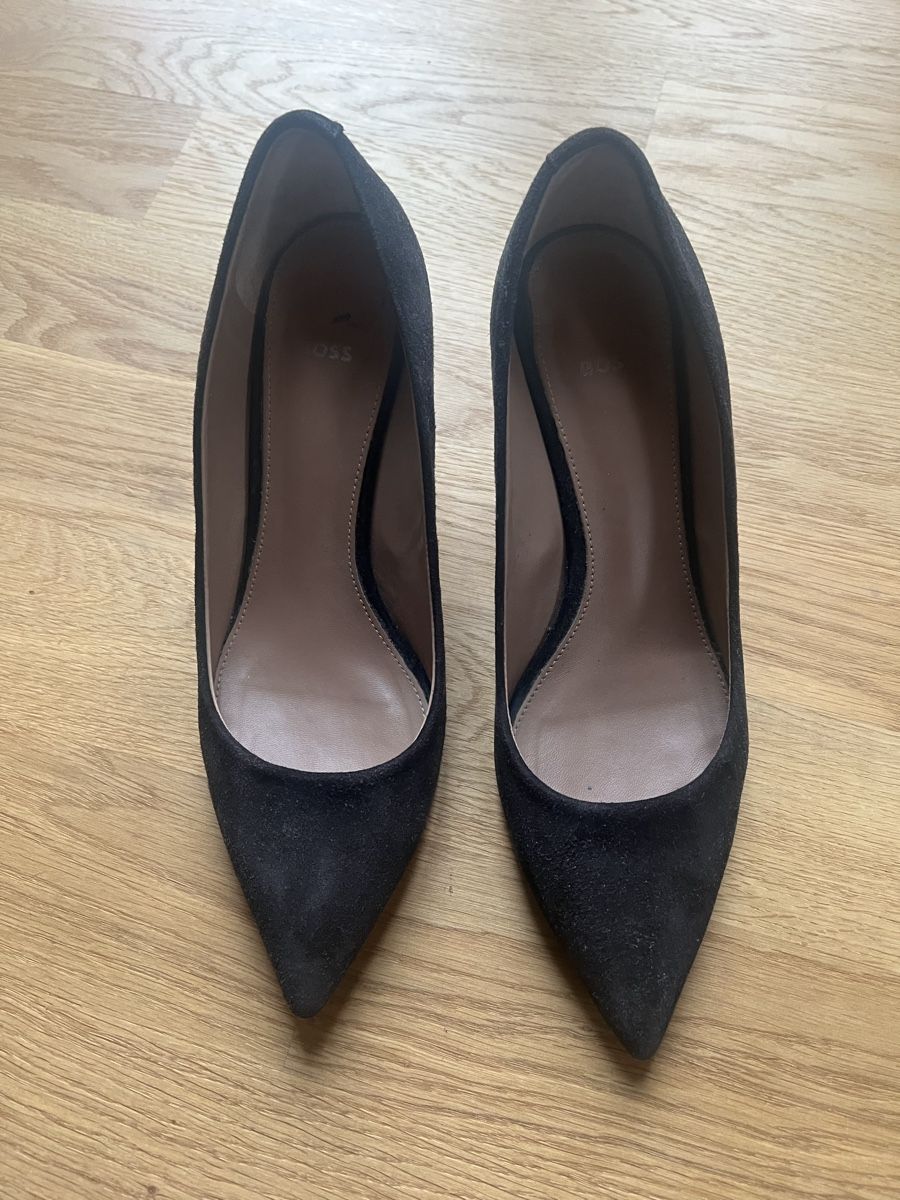 Hugo Boss Scarpe da donna: Schwarze BOSS Eddie Wildleder Pumps Gr. 38 – Usato da Basel venduto da 007laika 1