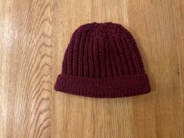 Warme, handgestrickte Damen - Wintermuetze, bordeauxrot