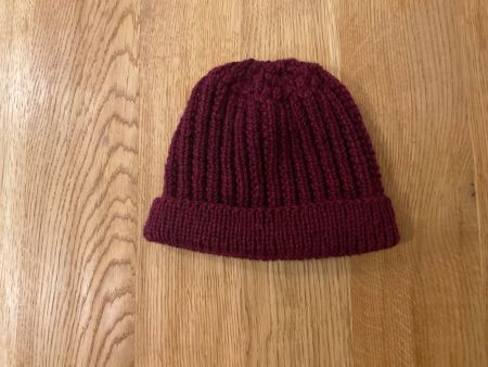 Warme, handgestrickte Damen - Wintermuetze, bordeauxrot