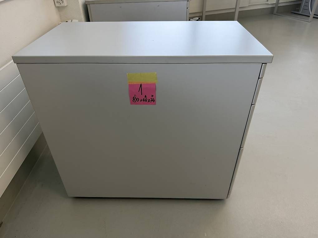 Korpus: Metall-Korpus mit abschliessbaren Schubladen. – Gebraucht aus Glattbrugg von Tody1990 2