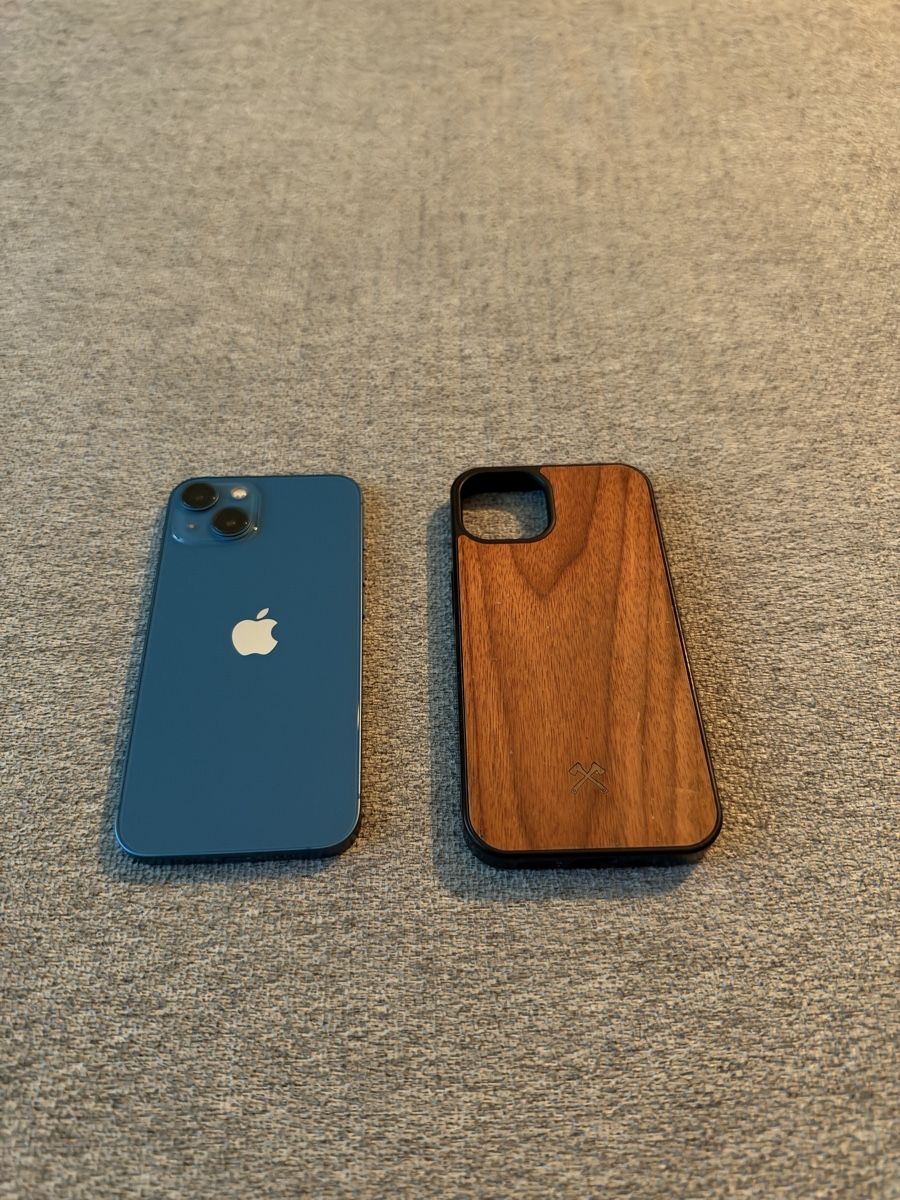 Apple Telefoni cellulari / Smartphones: Iphone 13 128 GB Blau mit Nussbaumfurnier Hülle – Usato da Einigen venduto da yamaha113 1
