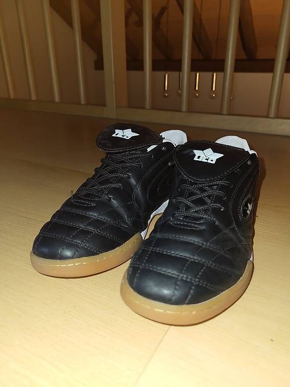 Scarpe da uomo: Hallenschuhe Gr.40 – Usato da Rothrist venduto da Y.altun