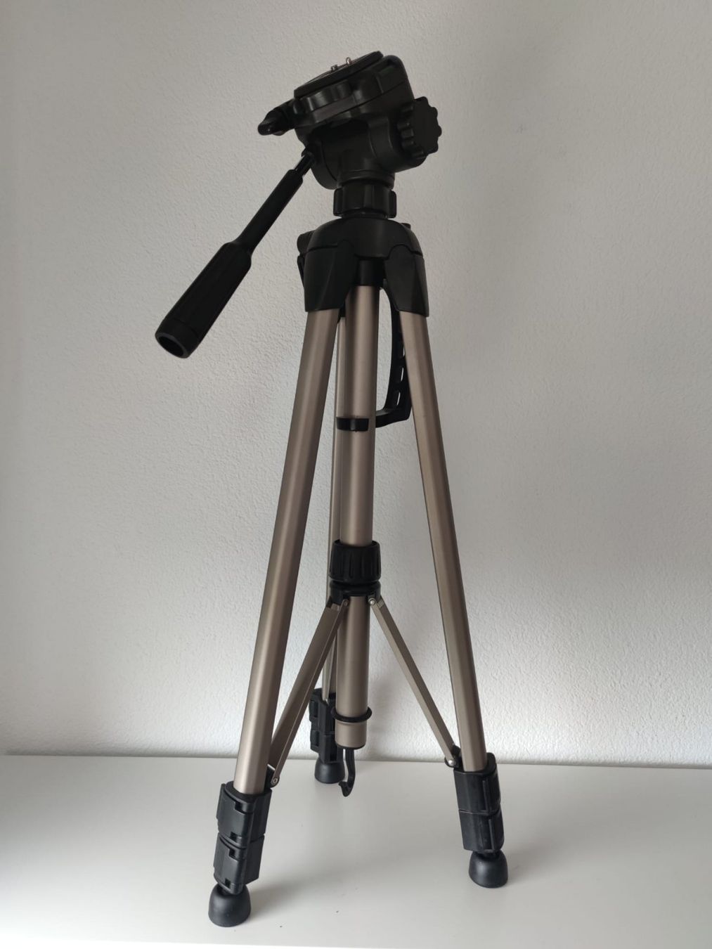 Hama Treppiedi & Teste: Kamera-Stativ HAMA Star 62 mit Tragetasche + Mini Stativ – Usato da Fribourg venduto da Elyngwen