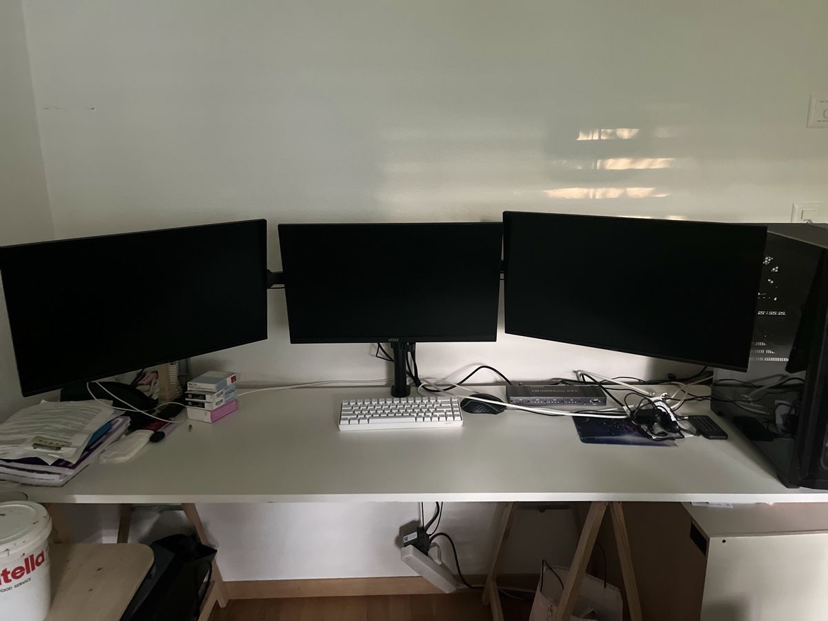 Ecrans: 3 écrans pc gaming+colonne support – Neuf (Voir description) à St-Légier-Chiésaz par solias