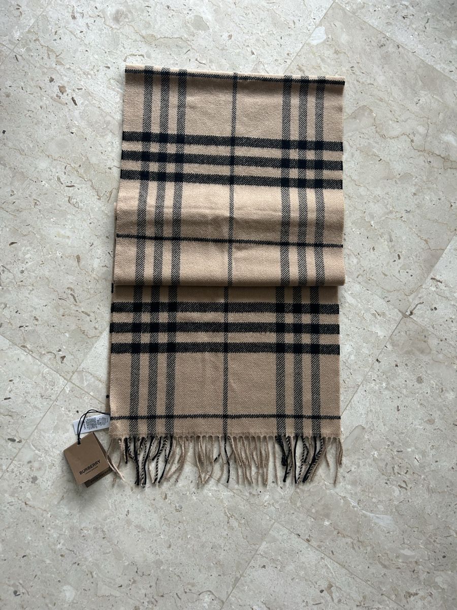 Burberry Foulard & Sciarpe: Sciarpa BURBERRY – Nuovo (secondo la descrizione) da Locarno venduto da Matic04