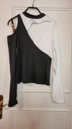 Schwarzes Langarmshirt, Cut-Out, Goldkette, Gr. 40/42