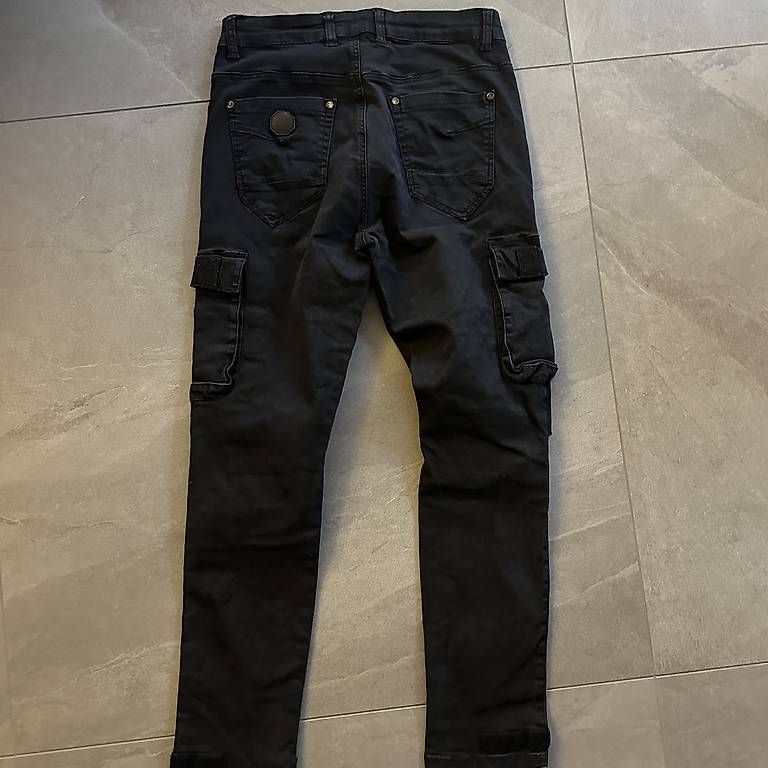 Pantaloni: pantalon cargo size 29, avec poche noir – Usato da La Chaux-de-fonds venduto da ccjp 1