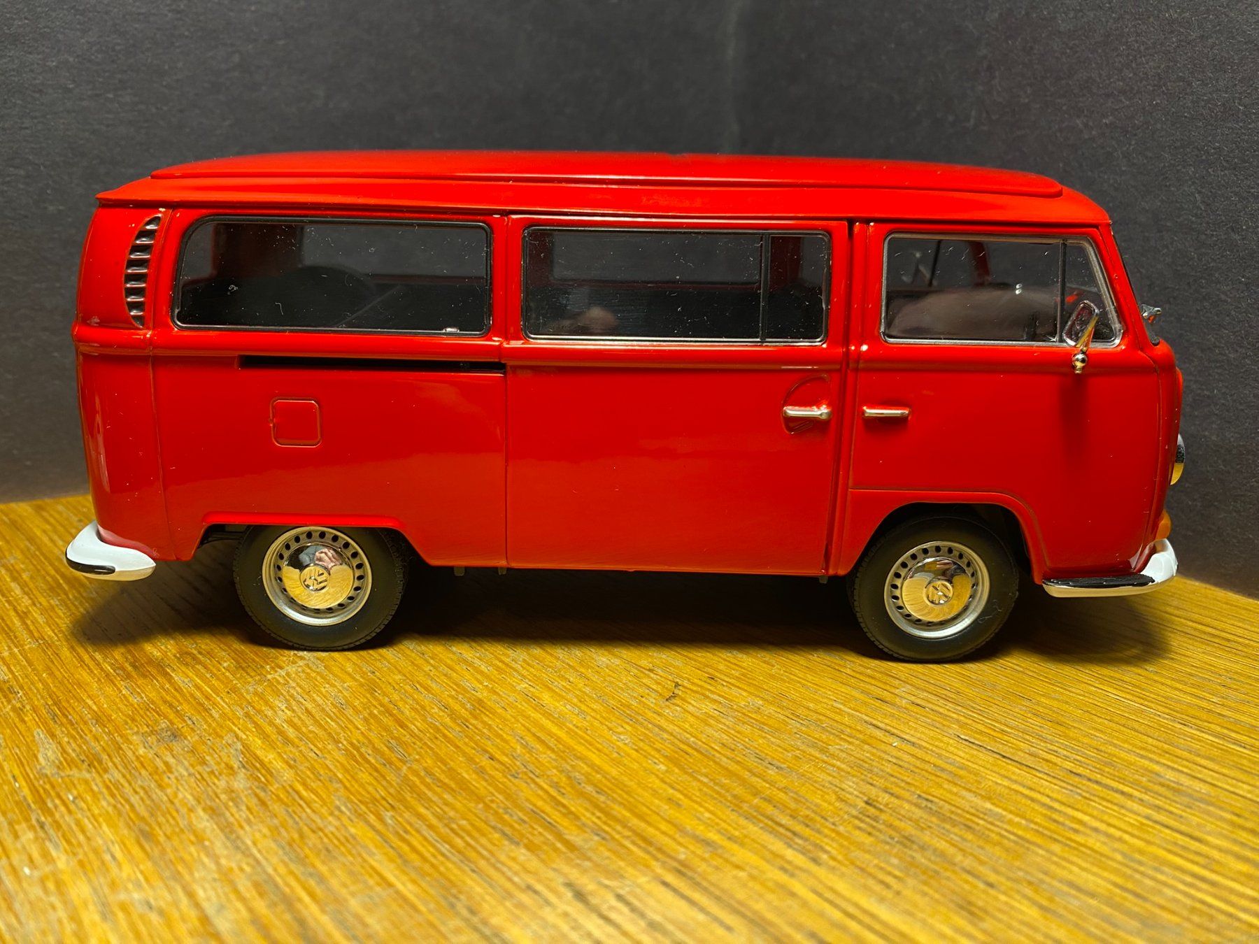Welly Modellini d'auto: VW T2 Bulli - Welly 1:24 – Usato da Spiez venduto da Mlandcruiser 4