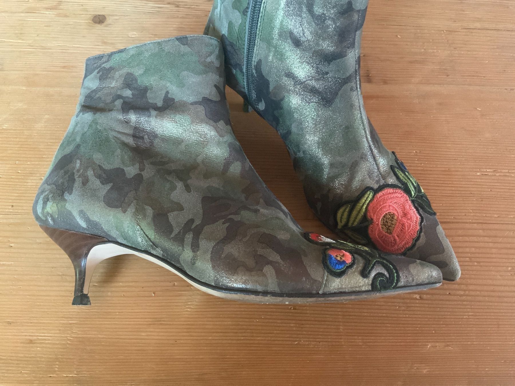 Scarpe da donna: Coole Stiefelette im Tarnmuster, Gr. 37 Designer – Usato da Nesslau venduto da Giga257