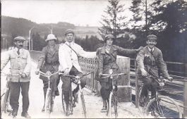 CYCLISTES, la traversée du pont ( France )