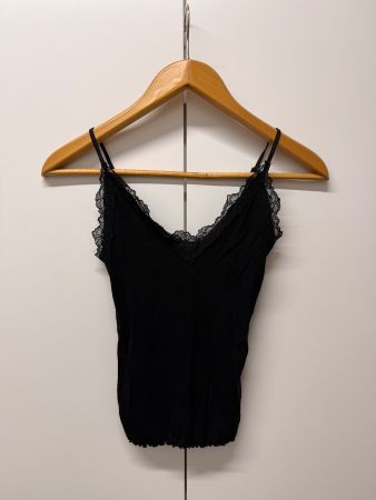 Schwarzes Spitzentop, Feinripp, Grösse XS - Sommer Must-Have