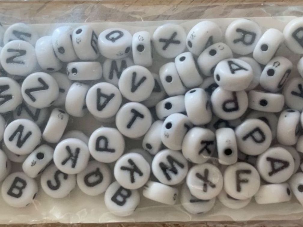 Perle (finte): Perlen / Bastelperlen Buchstaben schwarz / weiss – Nuovo e nell'imballaggio originale da Geneve venduto da vane267 1