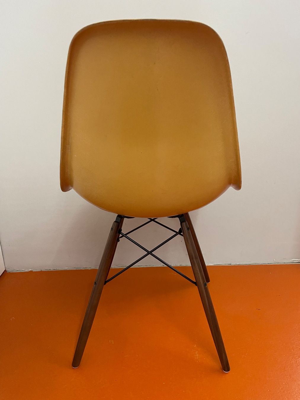Eames Sedie: Eames Side Chair Ocker light – Usato da ipsach venduto da Latigo 1