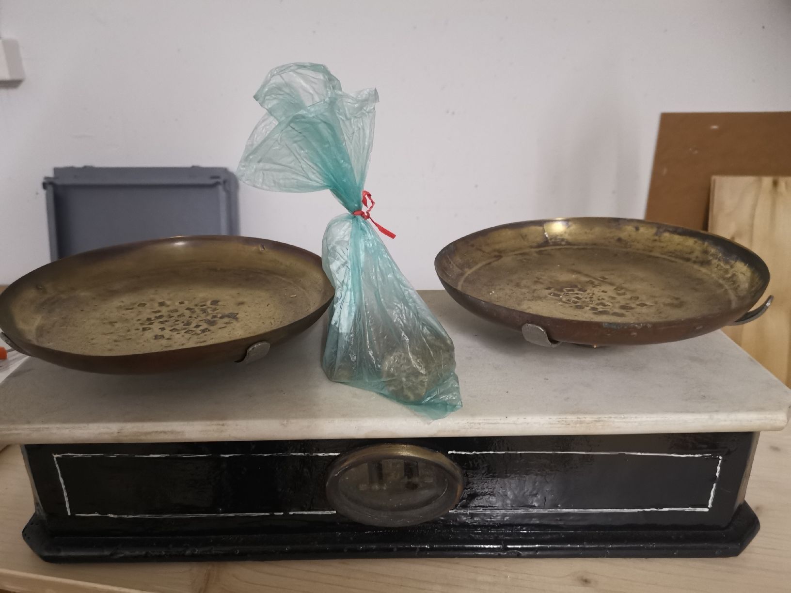 Waagen und Gewichte: Waage mit Gewichten. – Gebraucht aus Egg b. Zürich von Pronsch 1