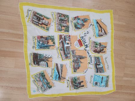 Foulard carré motif ville de Cologne fond jaune