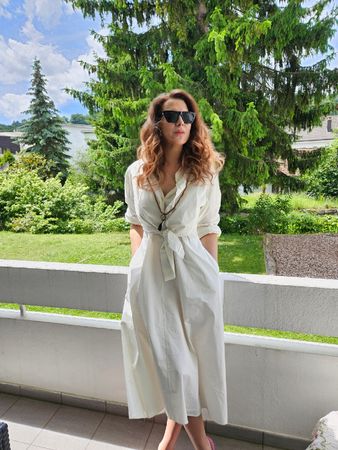 Elegantes Hemdblusenkleid / Zweiteiler in Perlweiss – Oversi