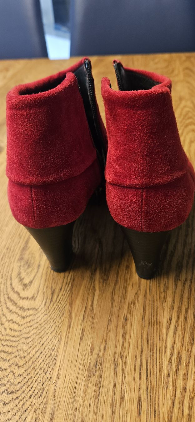 Scarpe da donna: Rote Stiefeletten, Gr. 38 - Herbst Look! – Usato da Matten b. Interl venduto da fla_s8sd 1