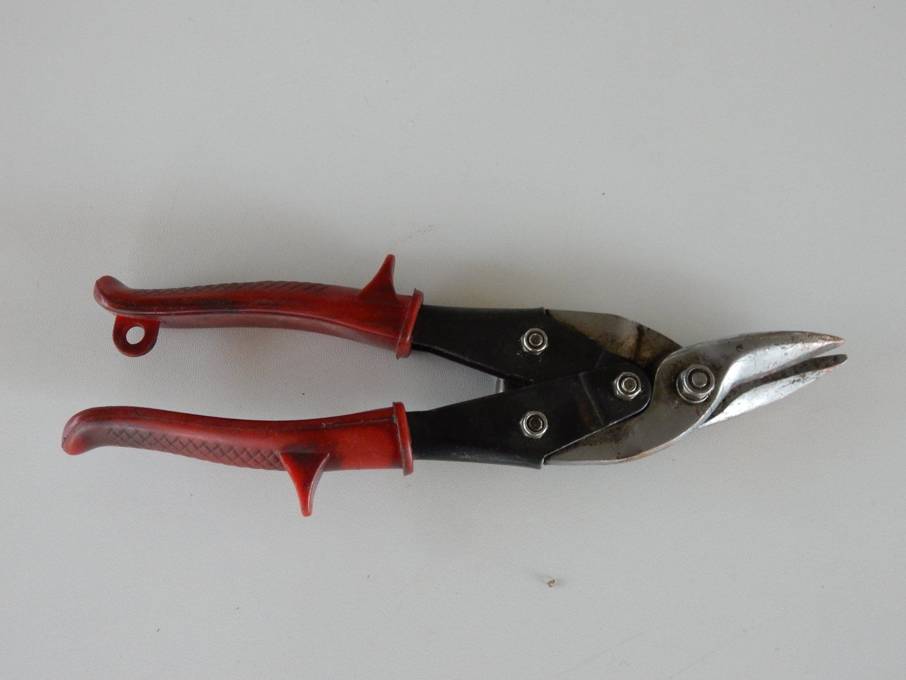 Tous les outils: Blechschere rot/schwarz gebraucht 1 Stück – D'occasion à Neuenegg par wisteibe