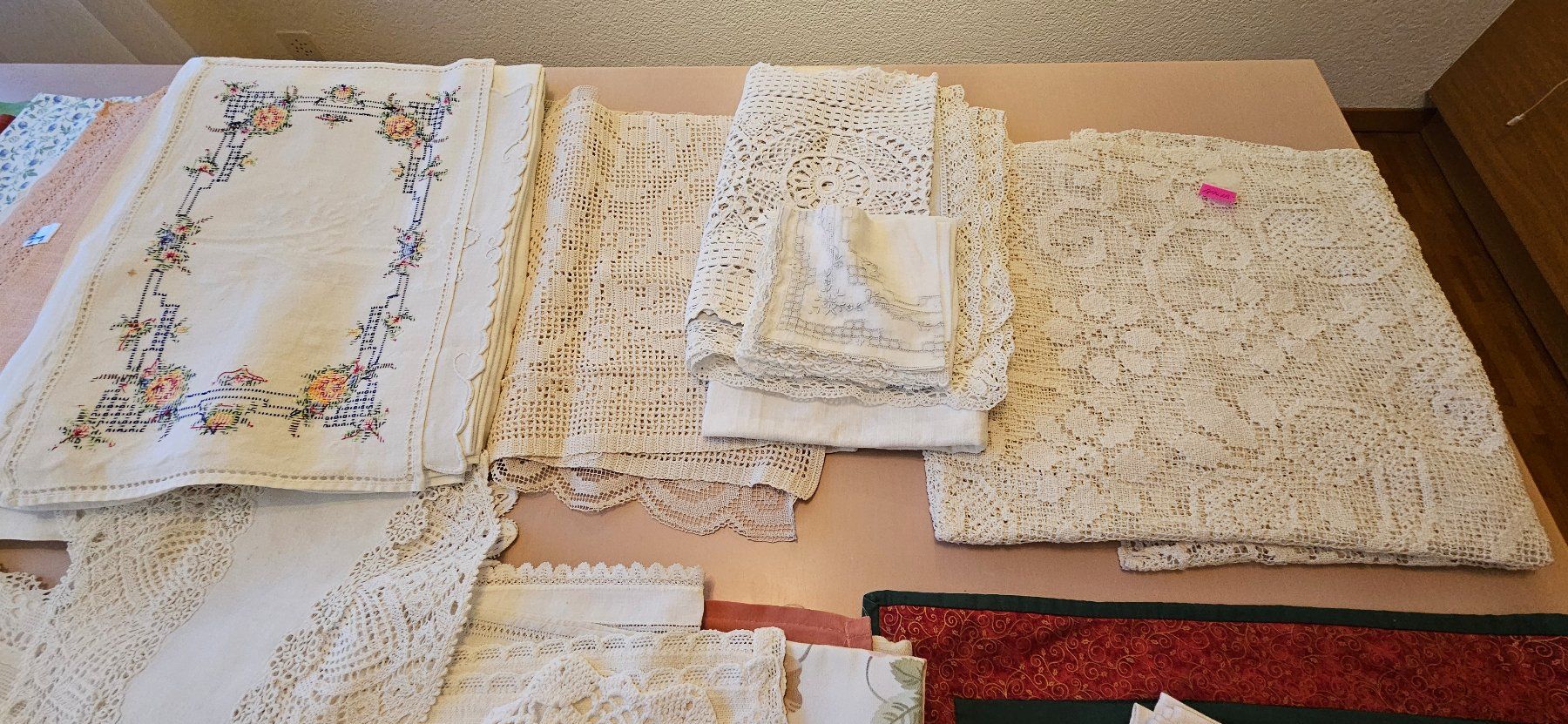 Stoffe: Antike Leinen Servietten, Stoffe, Deckelchen und Spitzen – Gebraucht aus Winterthur von Karat 2