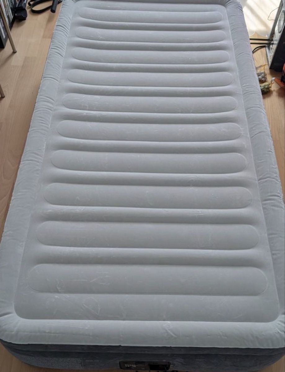 Matratzen: Selbstaufblasendes Intex Luftbett  – Gebraucht aus Hombrechtikon von maryg01 1