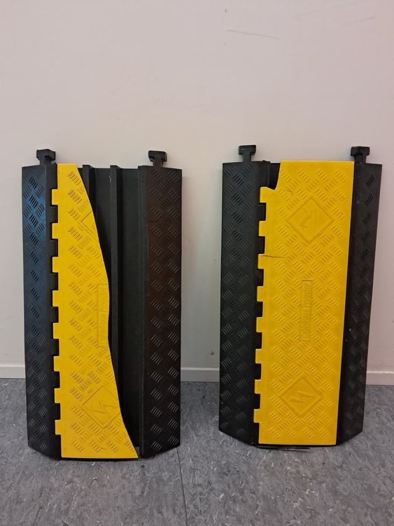 Produktbild von 2x 2-Kanal Schlauchbrücke Kabelbrücke – Feuerwehr THW, Überfahrrampe Aus Gummi