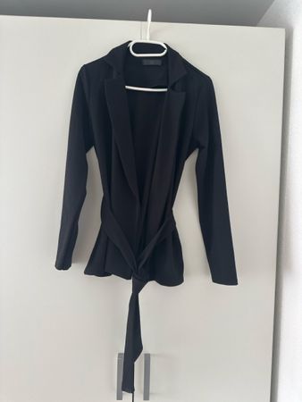 Schicker Blazer mit Gürtel, Grösse S, ideal für den Herbst!