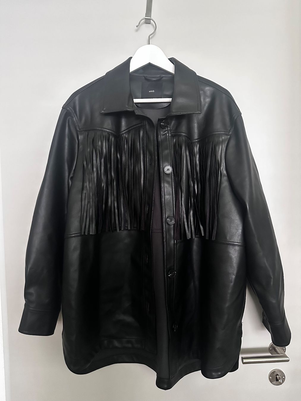 Mango Giacche: Schwarze Kunstlederjacke mit Fransen von Mango, Grösse M – Usato da Haldenstein venduto da enie123