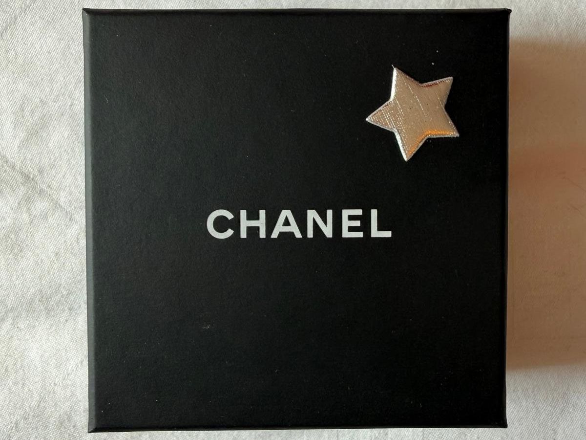 Chanel Spille & Fermagli: Chanel Brosche Wappen, Rarität – Nuovo (secondo la descrizione) da Oberarth venduto da SSS. 6