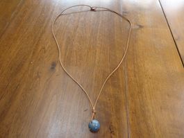 Collier en cuir avec perle verre et strass